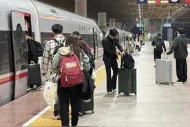 深圳铁路春运首趟夜间高铁开出图片
