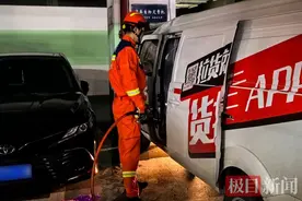 面包车撞上地下车库承重柱，驾驶员晕在车内，消防员赶来解救图片