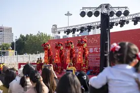舞醒狮、买年花、探非遗，2025广州迎春花市开锣迎客图片