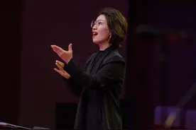 《螃蟹歌》火爆网络，普海玲“点亮”童声——云南一个基层学校音乐教师“指挥”孩子们从玉溪小教室唱到大爆款的背后图片