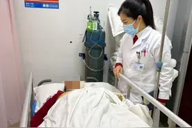 奶奶照顾住院孙子突然晕倒|医生护士“双线”救助图片