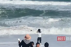 海南万宁海边一小女孩被巨浪卷走，白衣小哥冒险将其救下图片