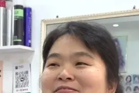 “听得懂话”的发型师晓华是怎么火的？ 本人回应：和顾客沟通很重要视频封面