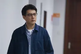 靳东获“白玉兰”表演艺术奖主角奖，他说，“舞台让我不敢懈怠”图片