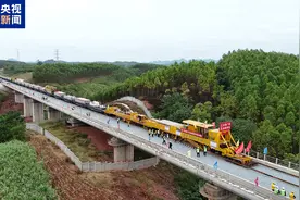 南凭高铁崇凭段进入全面铺轨阶段图片