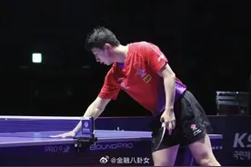 乒乓球选手为什么老摸球台？图片