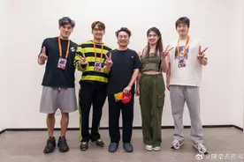 陈奕迅特地邀请潘展乐、张雨霏等到演唱会，听他唱《孤勇者》图片