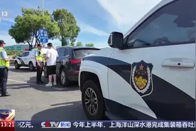开车看手机3秒=盲开50米！@司机们 分心上路“驶”不得图片