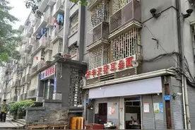 重庆这家又破又拽的老面馆，已经火了33年，红油猪耳朵是亮点图片