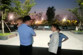 凌晨3点，杭州2岁男孩光脚走在街头！万万没想到...图片