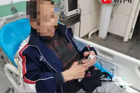 八旬老人乘公交踏空摔伤，民警及时救助图片