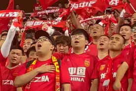 果然视频丨国足战平泰国，赛后球迷齐声高唱《歌唱祖国》图片