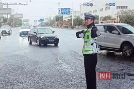 他用一年时间，达成从辅警到民警的身份转变图片