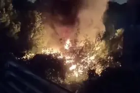 凌晨3点，上海宝山这个小区燃起大火，20多辆非机动车烧剩铁架子图片
