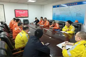 争分夺秒保供海外用户！山东港口青岛港首次开展铁矿石舱单中转业务图片