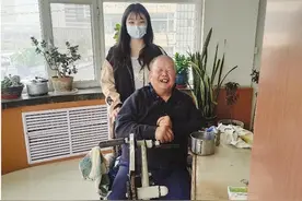 在校时，她给老人洗衣服；毕业了，她给老人讲故事 孤寡老人：“真是个好孩子！”图片