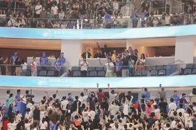 “大鲨鱼”奥尼尔现身杭州亚运会  与球迷互动（组图）图片