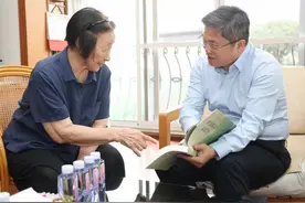 区领导看望慰问人民教育家于漪老师和全国优秀教师许敏老师图片