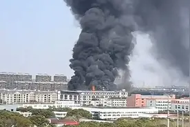 今日突发：松江一单位起火，明火从一侧窗口窜出，黑烟滚滚……图片