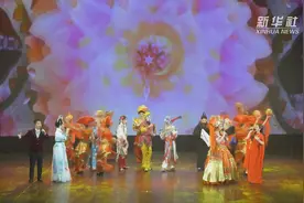 “中越一家亲·天涯共此时”——中国广西民族艺术晚会在越南举行图片