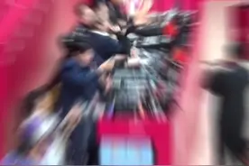 杭州亚运会氛围组又整活了！ 女排赛场热身环节秒变“蹦迪”现场图片