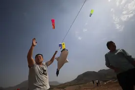 假日晴空放“纸鸢”图片