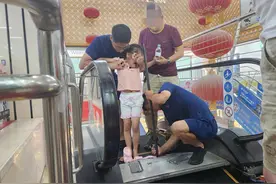 又是洞洞鞋惹的祸！石景山一7岁女童搭扶梯被卡脚图片