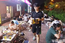 忙碌的啤酒屋，大二学生勤工俭学赚学费图片