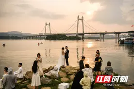 组图丨爱在日落黄昏时 长沙“橘子海”成婚纱照热门取景地图片