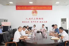 全国人大代表、虎门镇党委书记蒋亚军进社区接待群众图片