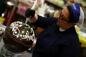 （外代一线）意大利：制作巧克力彩蛋图片
