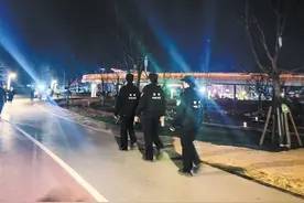 公园人流量大增 民警巡逻保安全图片