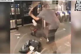 纽约地铁站再现暴力事件！一名60岁女子被陌生男子用拐杖殴打50余次图片