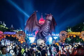 郑州方特开启奇幻夜游新体验 秋日文旅热力“上新”图片