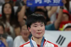何冰娇带西班牙奥委会徽章领奖图片