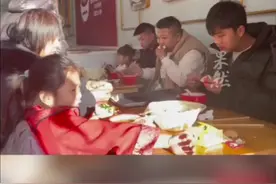 “亿万富翁之子”解清帅回家第三天和家人一起吃早饭，妈妈剥好鸡蛋递到他手中，他双手接过脸上满满的笑意。图片
