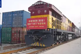首趟中欧班列“门到门”年货专列抵达西安图片