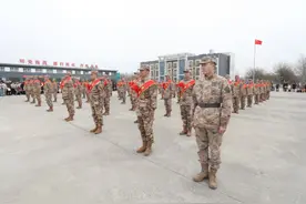 直击武清入伍新兵欢送现场：77名青年胸戴红花踏上强军新征程图片