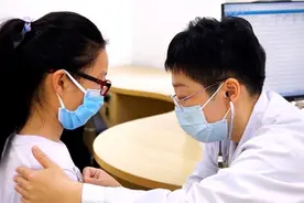 家门口的专病医生②孩子得了支气管肺炎，为啥家长跨区找这位社区儿科医生看诊图片