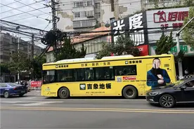 越来越多昆明公交穿上“花衣裳”，市民这样看……图片