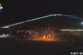 非遗“打铁花”点亮“夜经济”！惠州这个景区延迟闭园获游客点赞图片