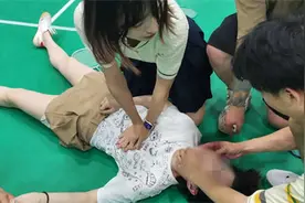幸运！一女子羽毛球馆倒地失去意识，遇上青大附院护士“黄金4分钟”抢回生命图片