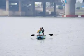 漂流长江的武汉小伙抵达上海，5天后将在崇明岛上岸结束航程图片