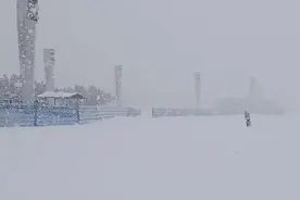 “别问这里雪多大，一问一个不吱声”图片
