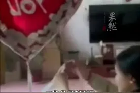 女子气球绑1800元现金给男友惊喜，装车时不小心气球带着钱飞走了。图片