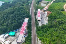 襄荆铁路跨浩吉铁路特大桥上演“空中华尔兹”图片