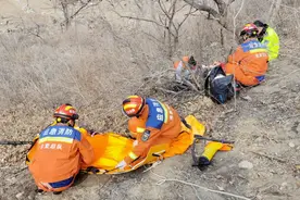 惊险！摩托刹车“抱死”撞上护栏，骑手被甩下15米长山坡图片