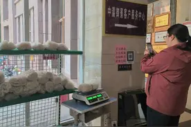 康平社区有个无人售卖摊位图片