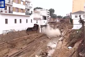 西班牙洪灾遇难人数升至214人 志愿者步行前往灾区救援图片