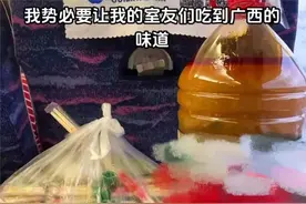 大学生返校用矿泉水瓶带螺蛳粉！网友：你就不能是我室友吗？图片